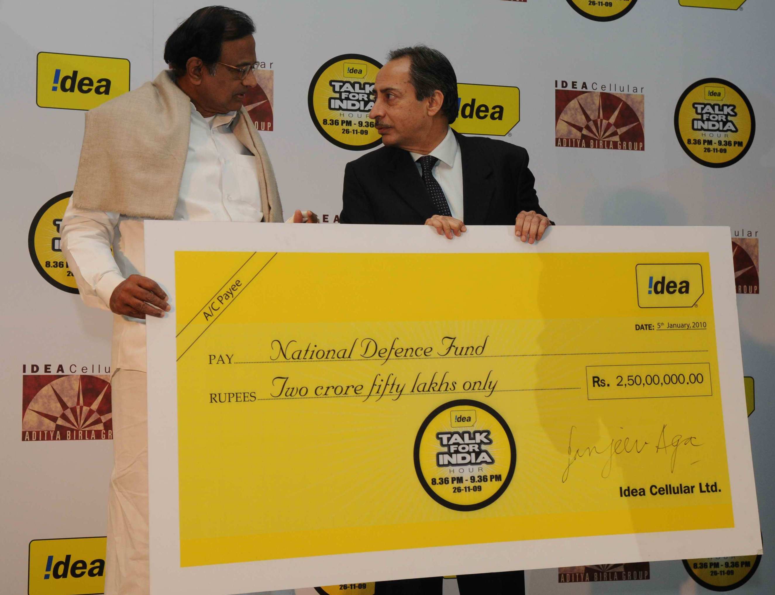 Home Minister Mr. Chidambaram and Mr. Sanjeev Aga, MD, Idea Cellular in New Delhi at an IDEA event